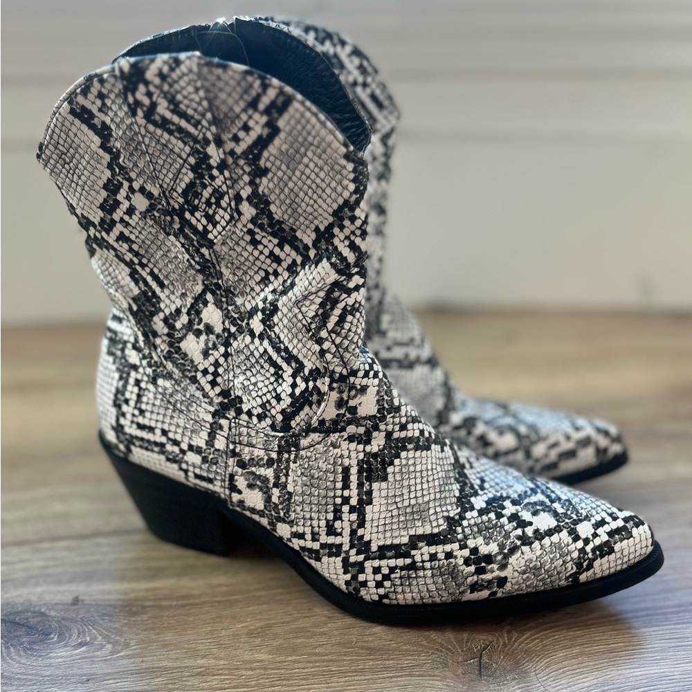 Women's Snakeskin Western Ankle Boots size 7 (37) Cowboy Rodeo Festival